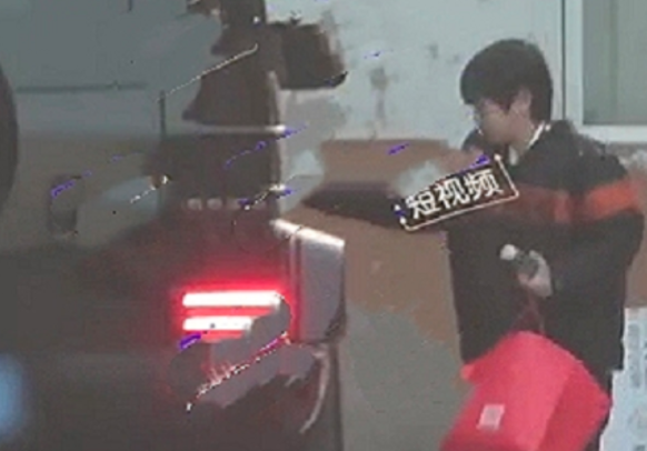 王寶強10歲兒子正臉曝光，濃眉大眼像極馬蓉，父子倆日常超溫馨