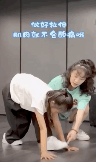 李小璐晒女儿练舞蹲马步，甜馨忍痛坚持惹人疼，网友直呼像贾乃亮
