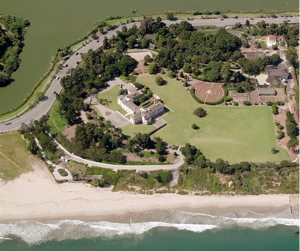 美国宅女：父亲去世，19岁继承6亿，宅家80年10