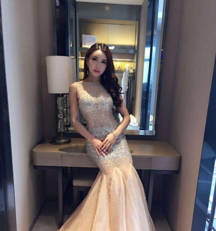 她曾是“最美潘金莲”，一婚嫁给1米的侏儒男，二婚选了2米巨男