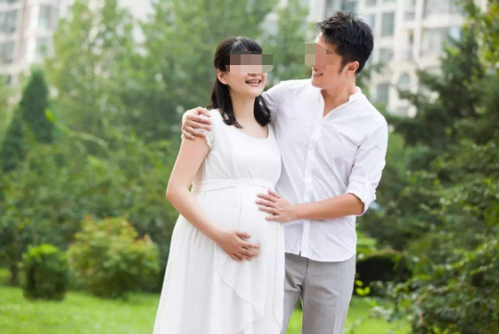女大学生宿舍产子，7斤男孩呱呱坠地，室友见怪不怪称不是第一胎