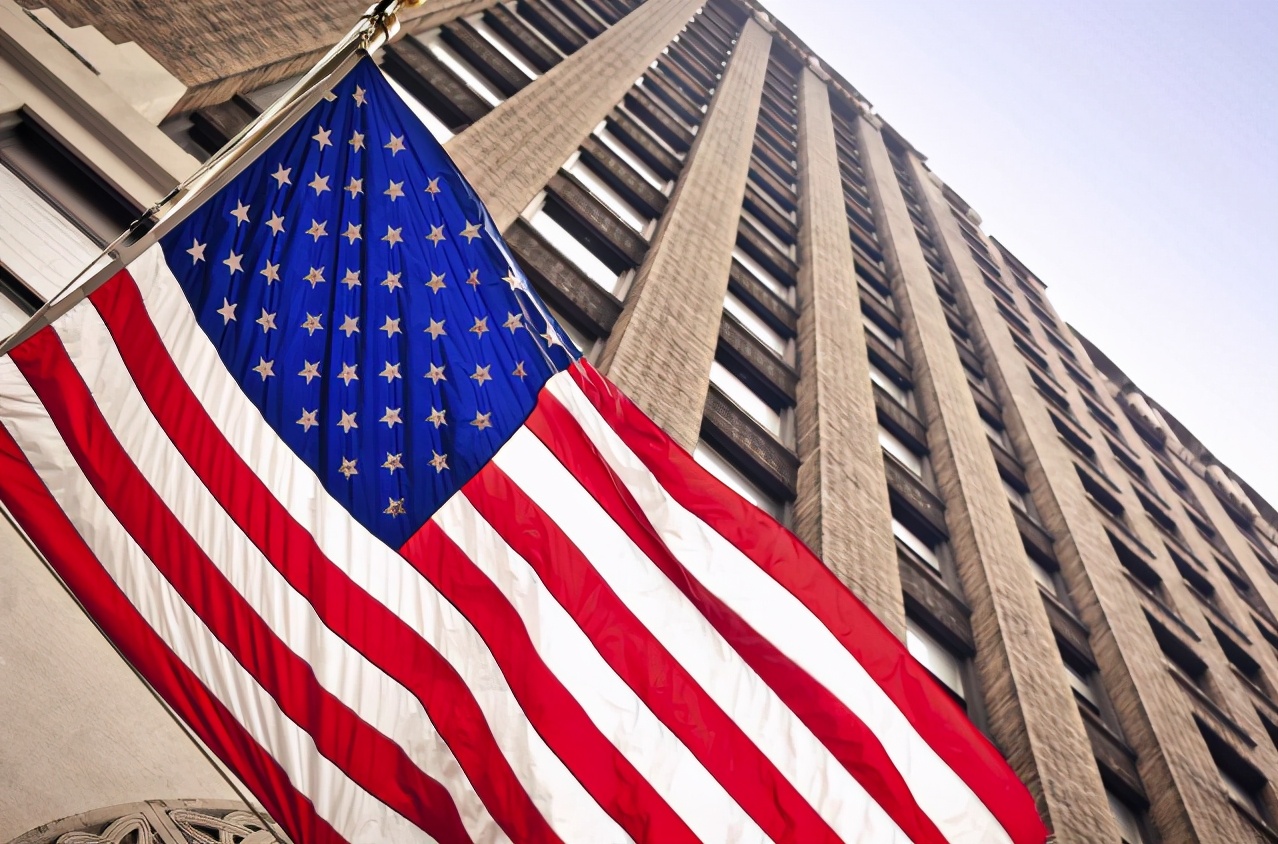 特朗普走前给拜登挖的坑，无意间帮了中国，美