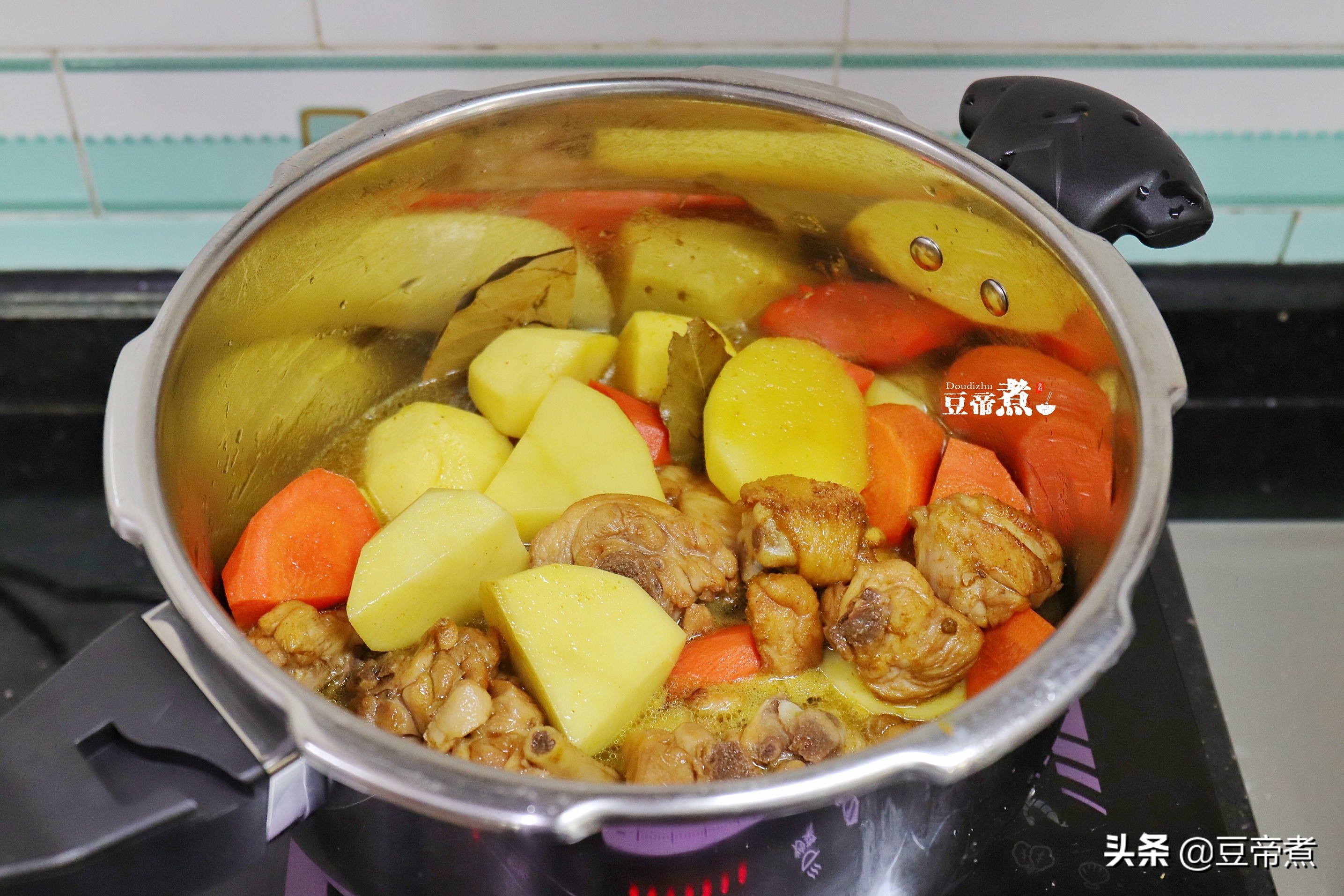 老妈说油炸鸡腿上火还易胖，不如和土豆一起炖，盖饭饭香