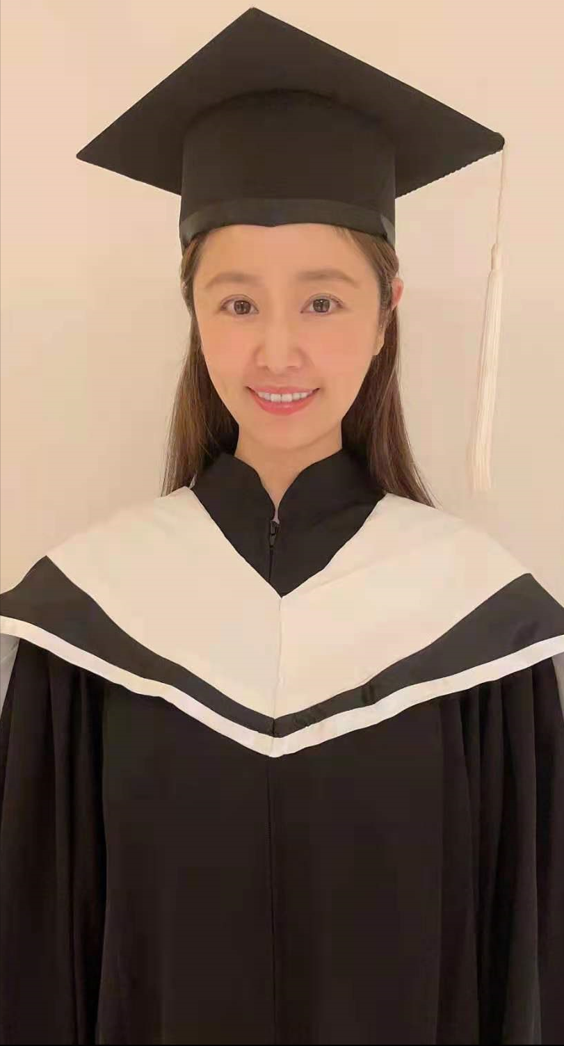 林心如晒硕士毕业照冻龄如20岁，自曝未完成论文，获颁杰出表现奖