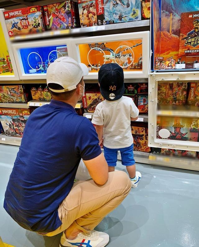 胡杏儿儿子进乐高店只看不买，逢人问好绅士有礼貌，妈妈直呼骄傲