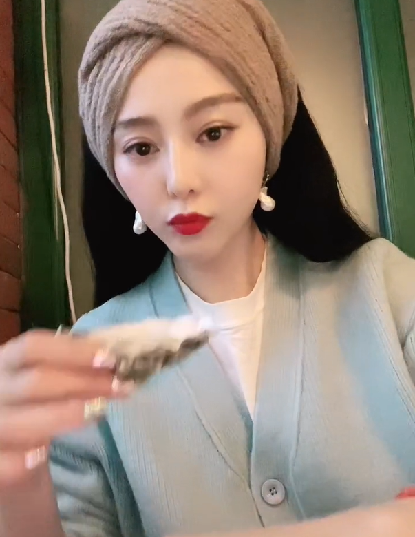 范冰冰打扮精致宛如贵妇，深夜吃大碗鱼子酱，桌上奢侈名包太抢眼
