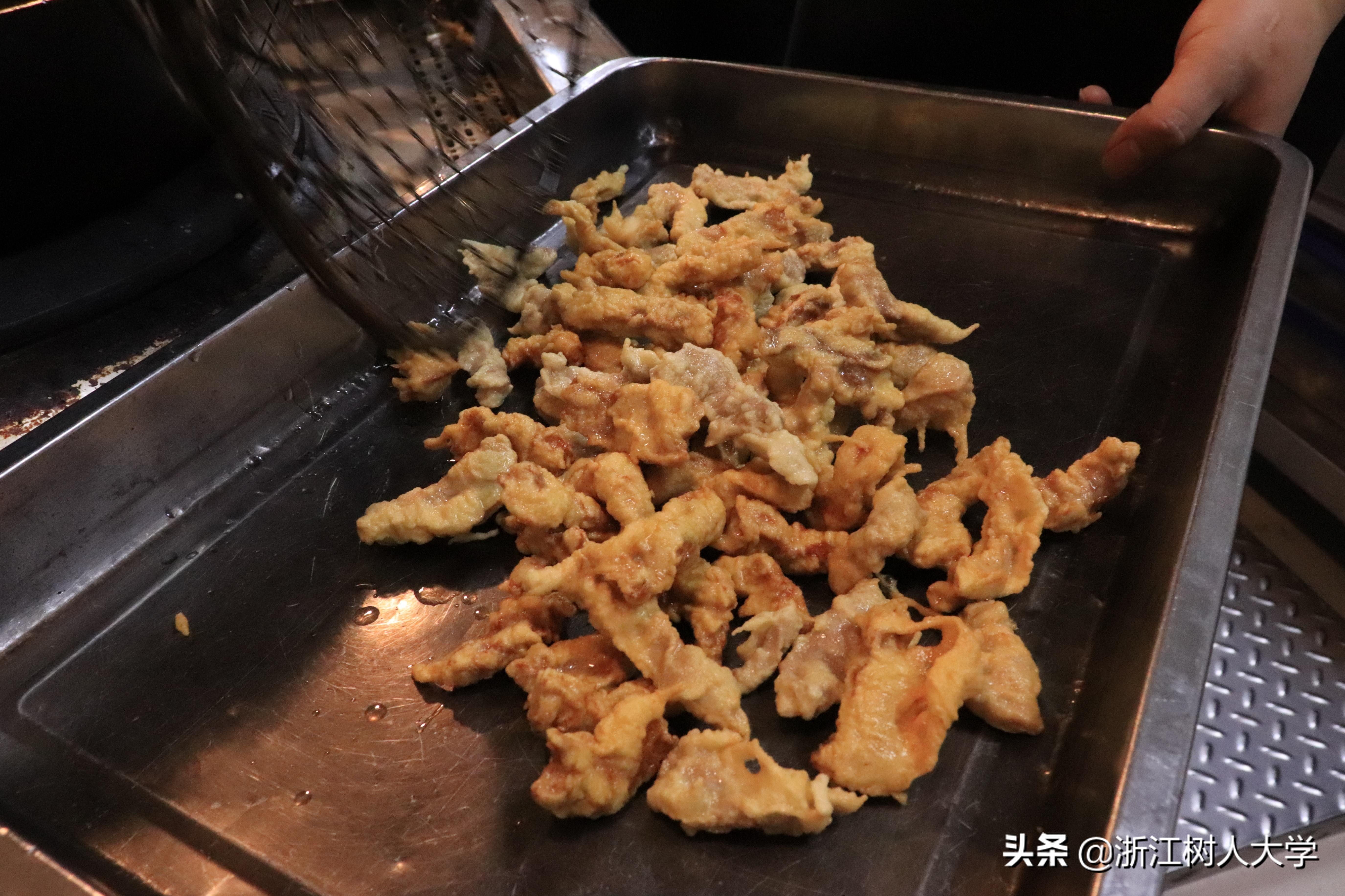 糖醋里脊、葡萄鱼、辣子鸡！刚毕业，就有点想念母校的食堂了