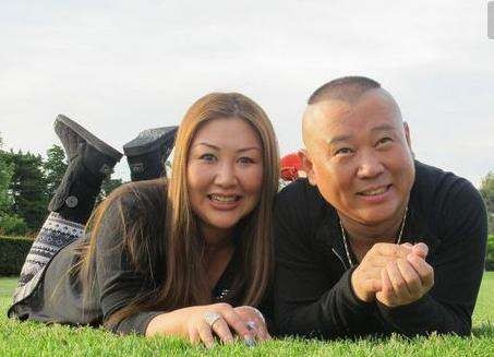 郭德纲老婆出行有一堆人跟随，还被夸变瘦了，脚上拖鞋就有5位数