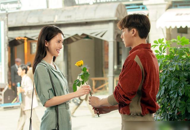 友情变爱情？李易峰金晨相约一起玩游戏，两人多件同款衣服被扒出