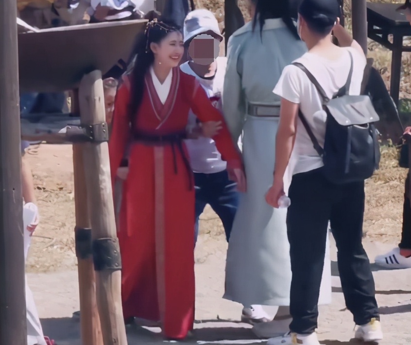 大热小花路透：鞠婧祎造型出彩但粉底厚，赵露思红绿搭配好霸气
