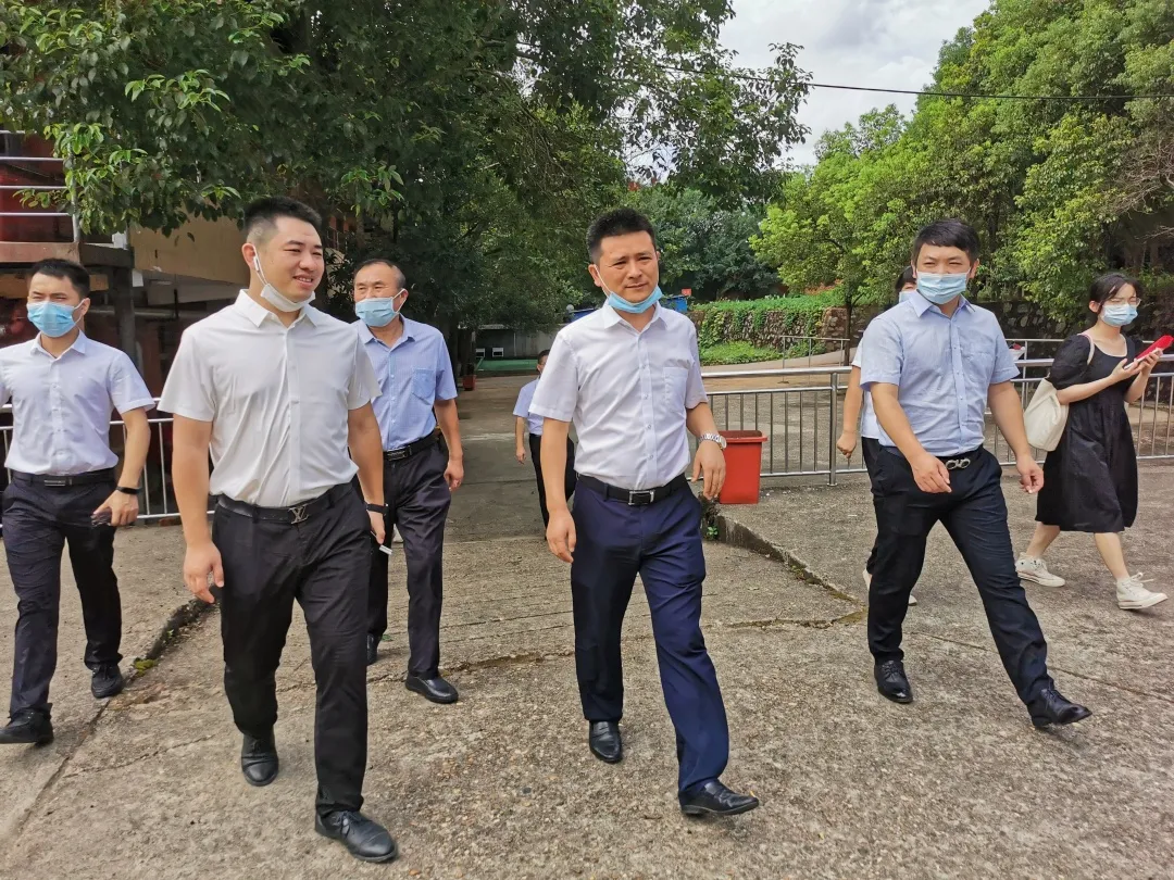 金科南昌观澜府项目携手新建区住建局向石埠敬老院捐赠爱心物资