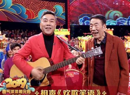 他没有正式师承，但相声表演令侯耀文师胜杰折服，也受郭德纲认可