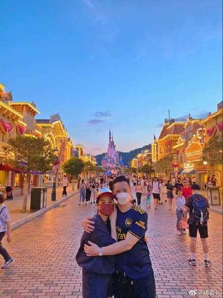 胡杏兒夫婦帶娃過母親節，收兒子花束貼臉親吻，剛出月子就穿短褲