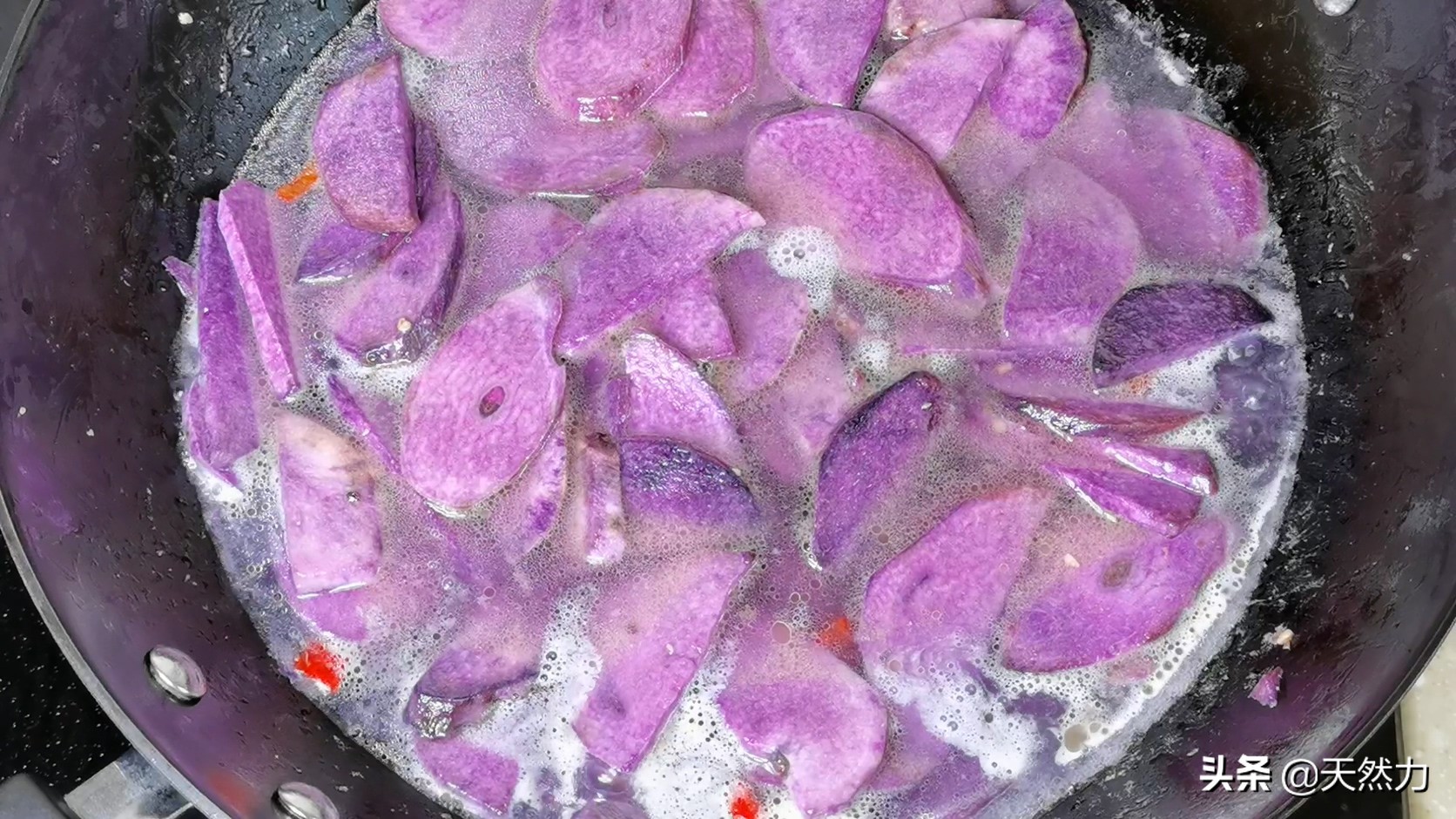 A nutritious and delicious home-cooked dish, the recipe is simple and easy to learn, the vegetarian fried purple potato is fragrant and floury