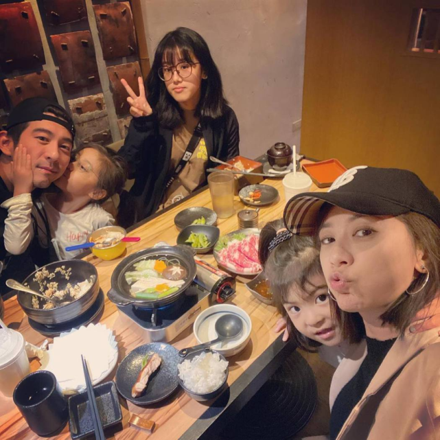 直擊修傑楷沉迷鬥牛，賈靜雯帶兩個女兒先行撤退“放生”老公