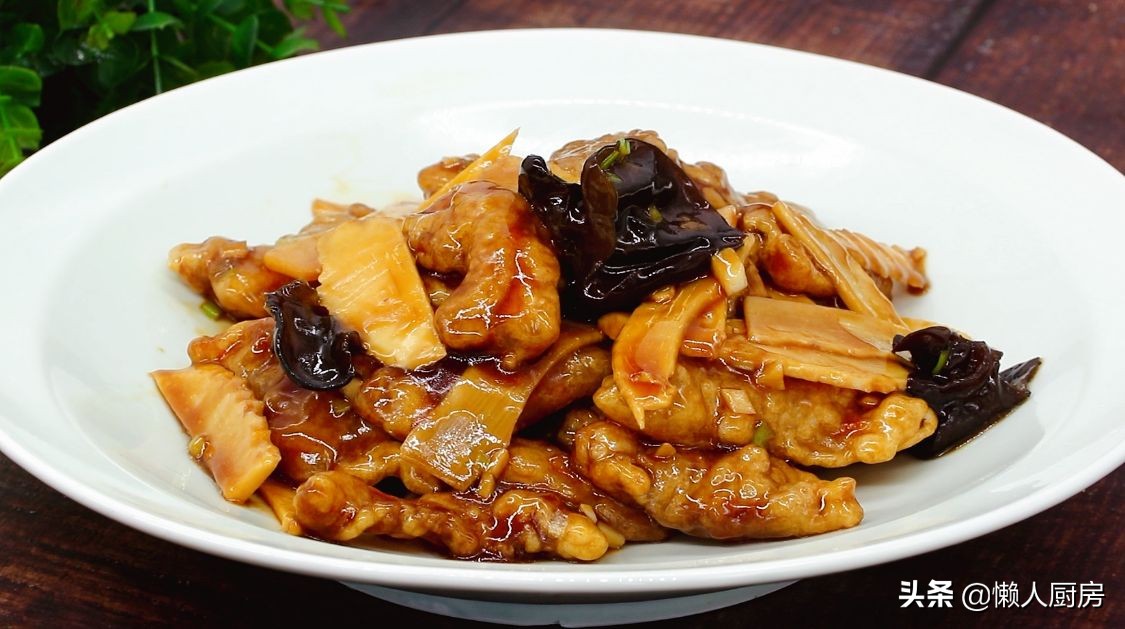 五花肉裹上澱粉糊，加一碗料汁炒，太下飯了，外皮想要更脆有竅門