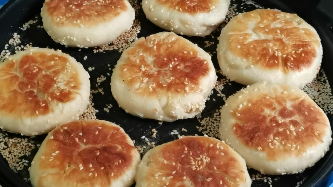 芝麻酥饼在家简单做，外酥里软又香甜，不用烤箱也可以酥得掉渣