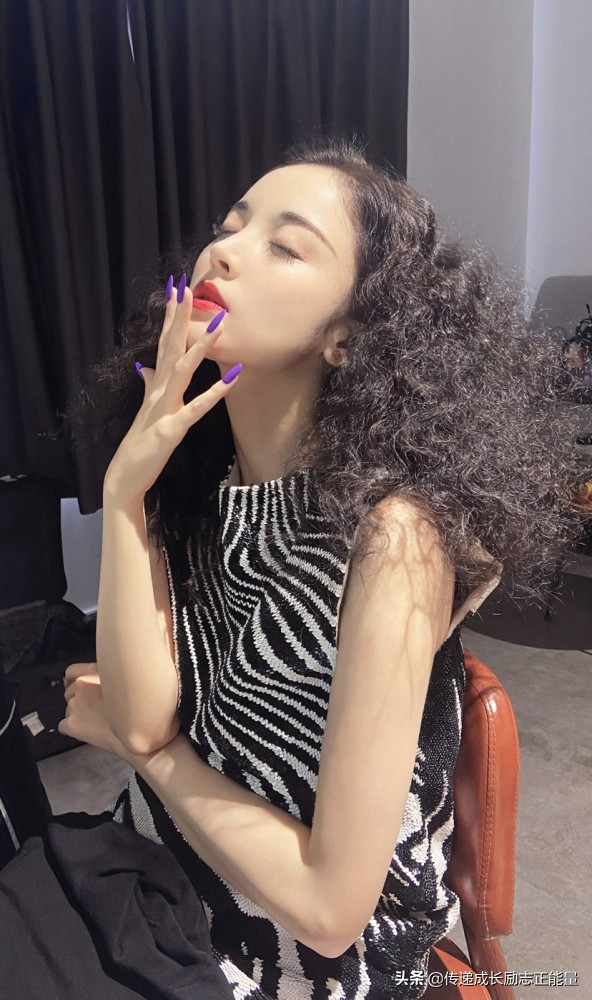 娜扎烫爆炸头,黑色蕾丝镂空裙,妩媚迷人,她的美貌势不可挡