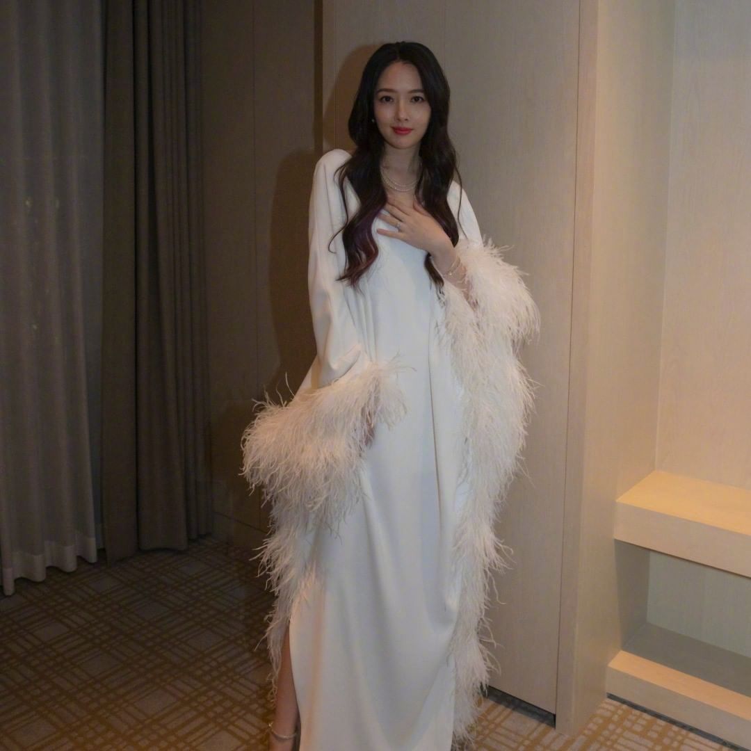 郭碧婷女儿百日宴，穿羽毛裙合照站最边角，“