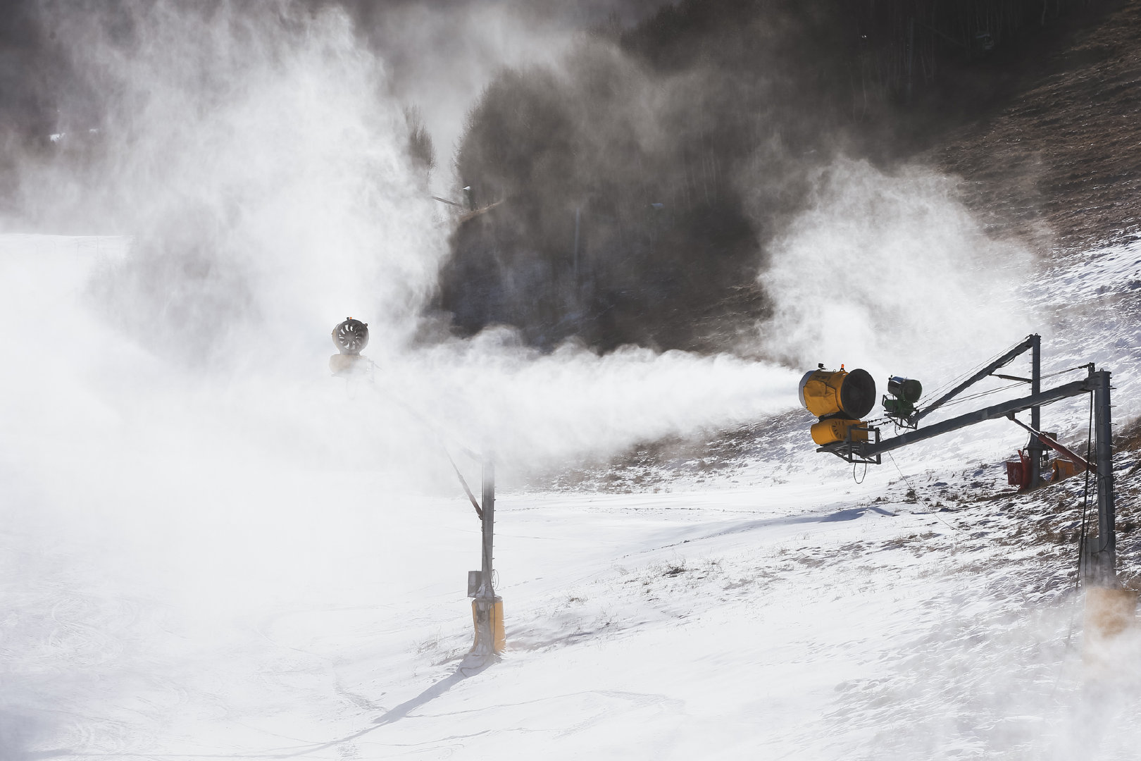 雪板铲起的飞雪就像船头破浪,浪花划破长空这样的粉雪天堂让滑雪者