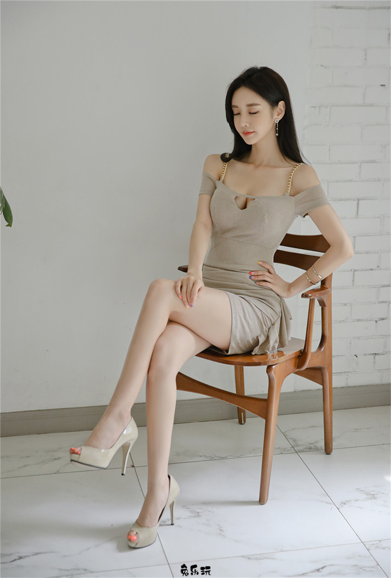 孙允珠：巴黎庄园灰褐泛青华尔兹礼裙