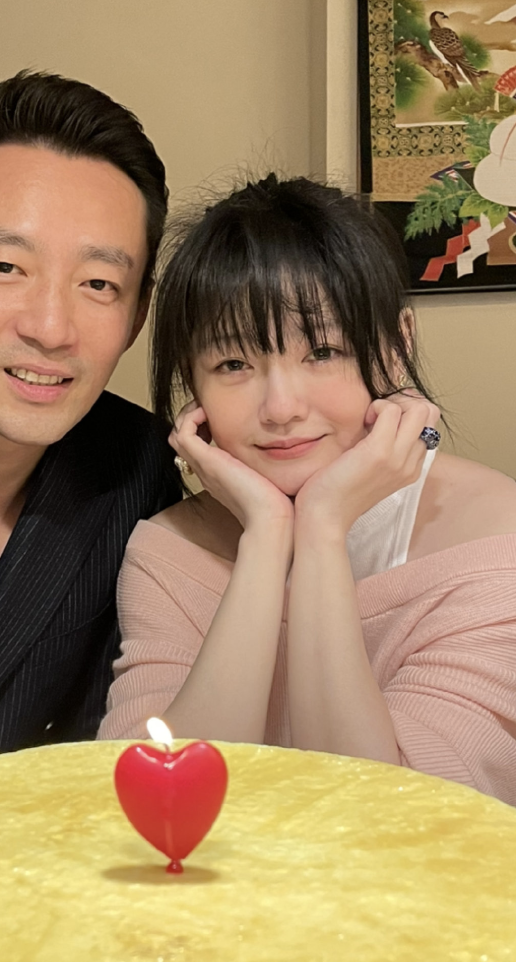 汪小菲慶與大s結婚十週年，夸其為小女孩，鴿子蛋鑽戒惹秦昊注目