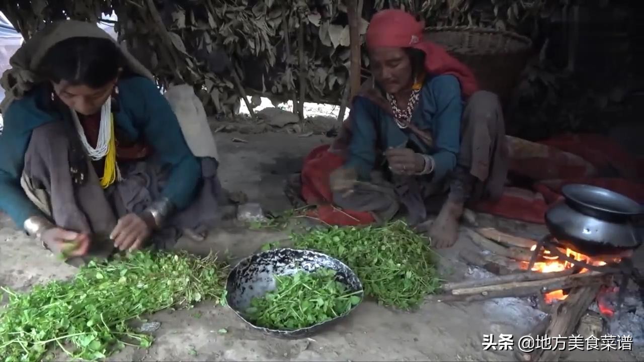 尼泊尔山区穷人的生活，每天吃野菜配米饭，天冷躺在毯子下吃饭