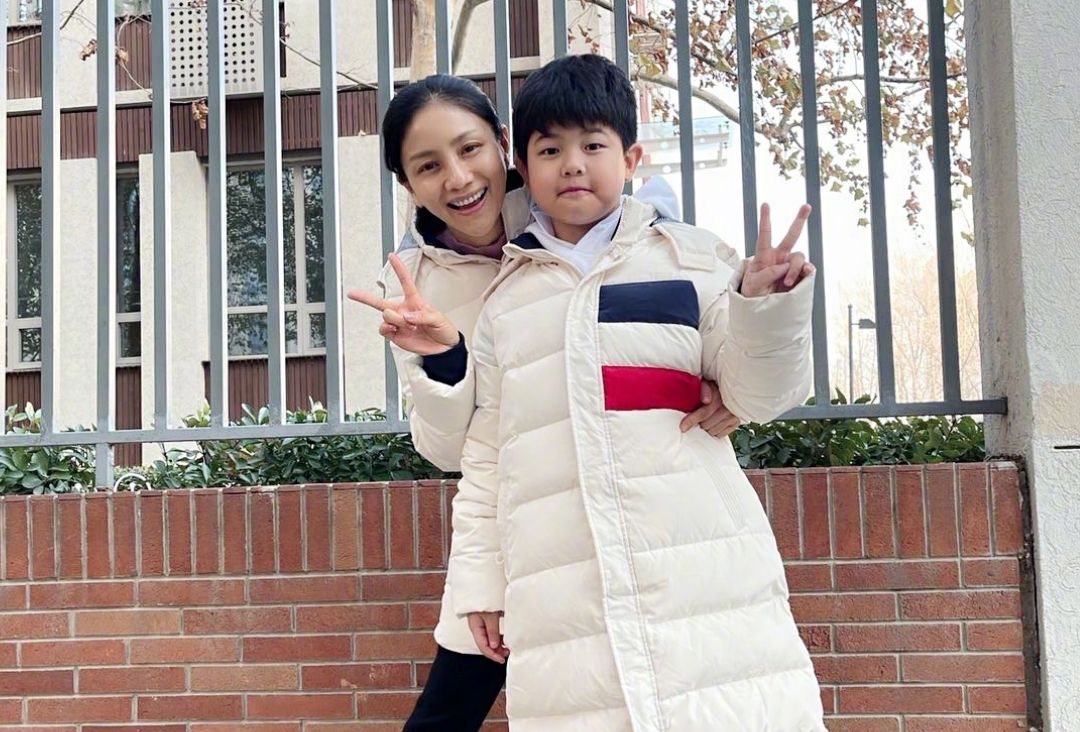 沙溢父子三人游海底世界，安吉身高已到父亲肩膀，享受父子独处