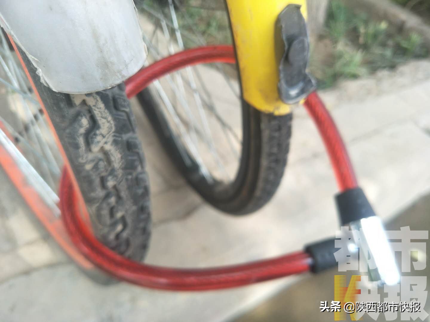 西安一工地外几十辆共享单车被上私锁 当事方称：需要大家理解