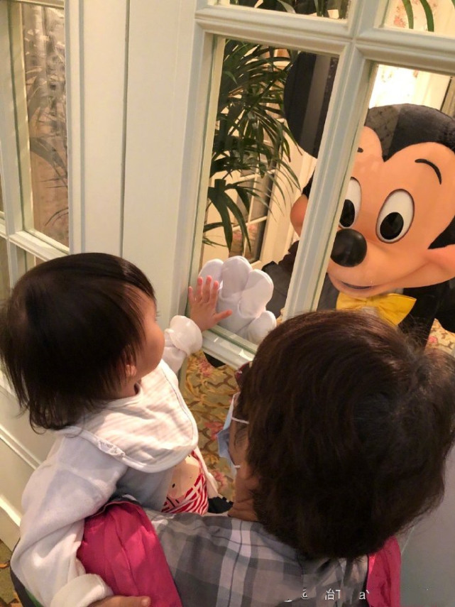 杨怡罗仲谦互庆生日，晒一家三口温馨日常，1岁女儿颜值高像爸爸