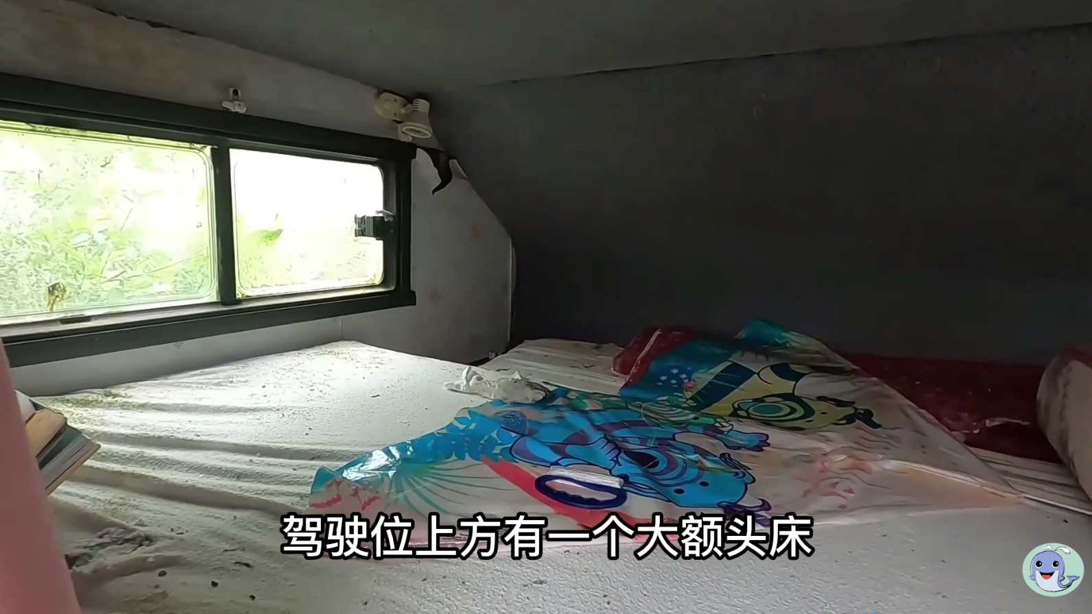 这是一栋被主人遗弃的房屋，价值180万的汽车都不要了