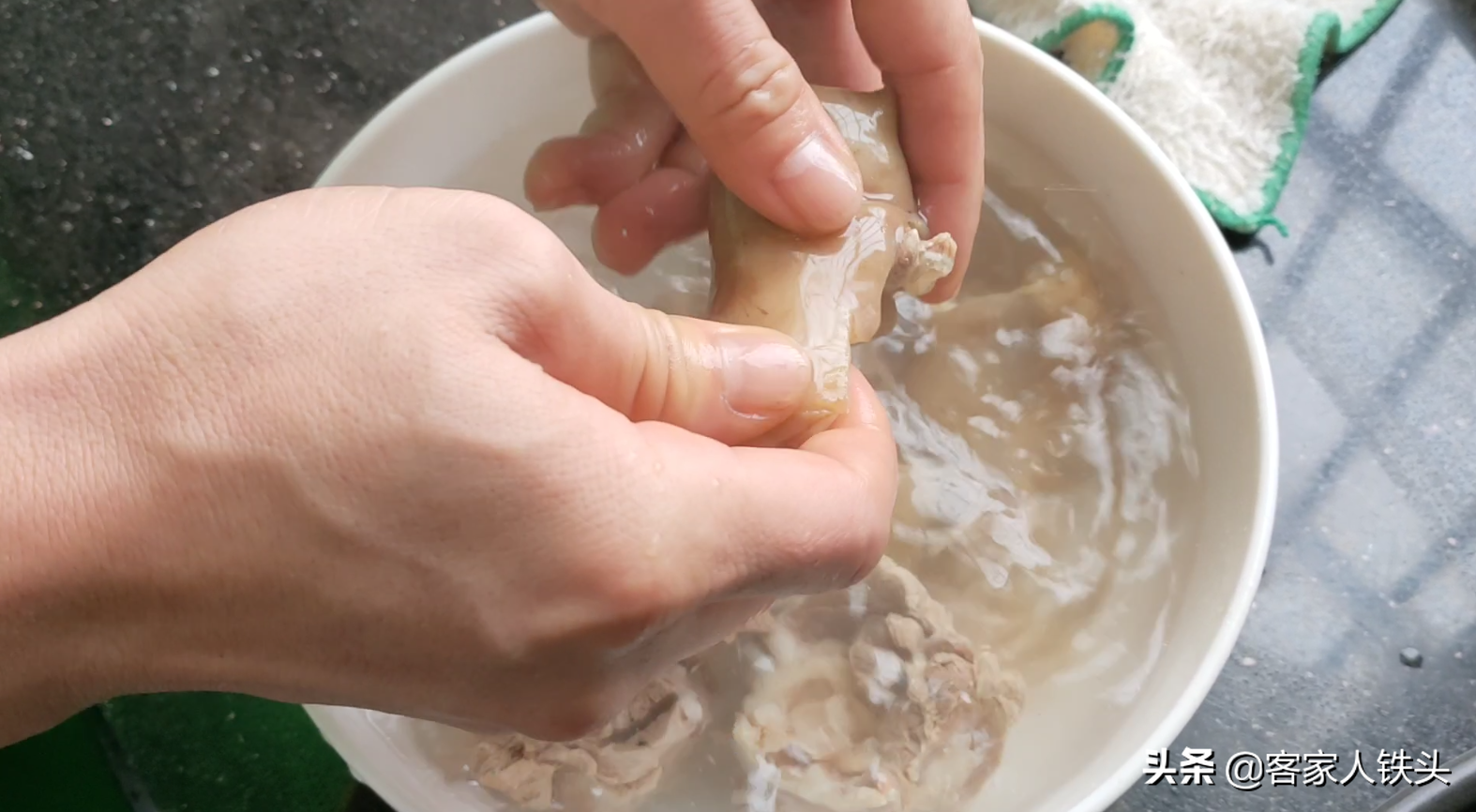 廣東人煲羊肉湯就是好喝，配料簡單湯鮮營養，一次煲一大鍋不夠喝