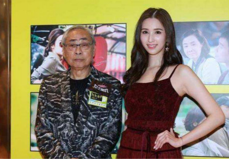 何傲儿：为帮父亲同意“爷孙恋”，每月得百万