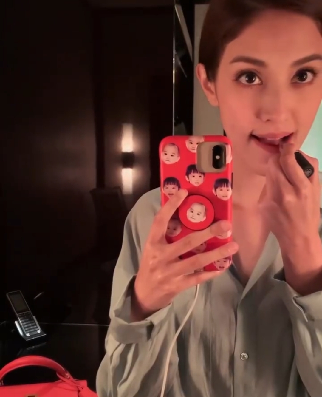 郑嘉颖小22岁娇妻陈凯琳晒生活日常庆生，一家四口泳池玩水超幸福