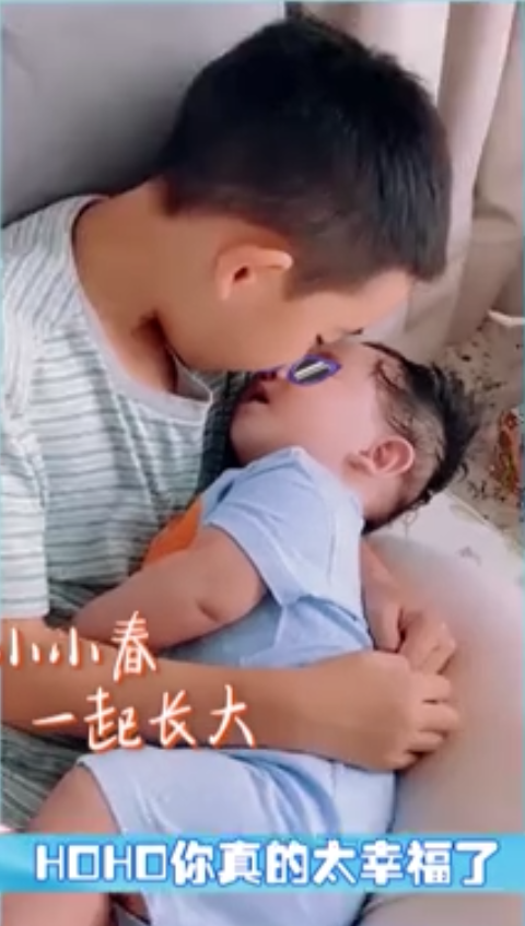 應采兒曬兩兒子，Jasper唱歌取悅弟弟，小ho奶音回應萌翻