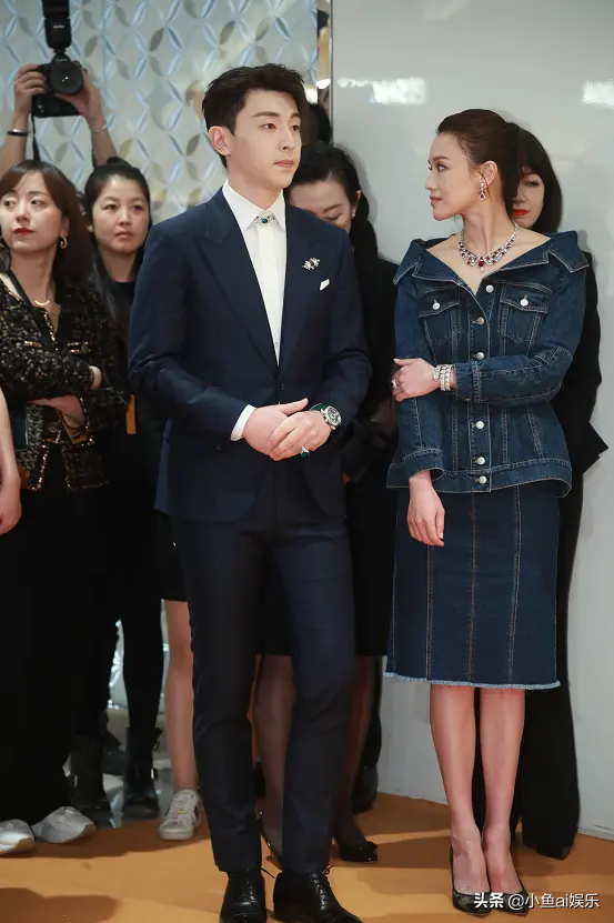 Deng Lunshu Qi is the same as casing handsome raise a key point, the fair maiden crouchs grab lens, one detail sees breeding is to install what do not come out