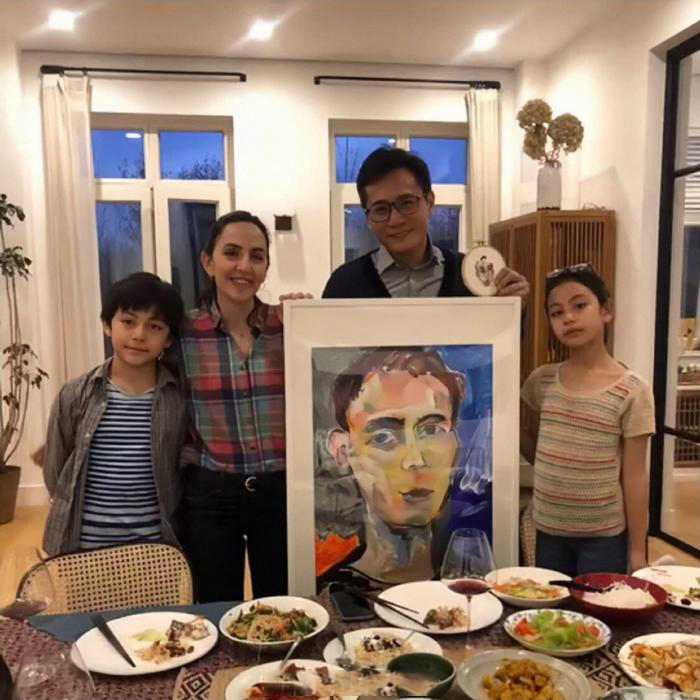 刘烨一双儿女出游，诺一开车载妹妹超拉风，10岁诺一晒黑太像爸爸