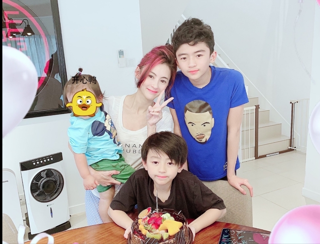 张柏芝首谈三个儿子性格，老三霸道老二阳光，老大安静爱弹吉他