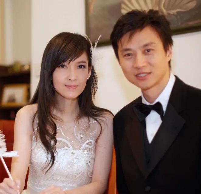 12位不生孩子的香港女星，有人幸福，有人后悔，
