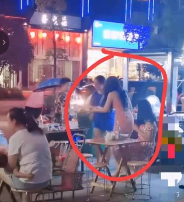 桂林卖凉粉老板娘因衣着清凉爆红！后续：已被城管取缔