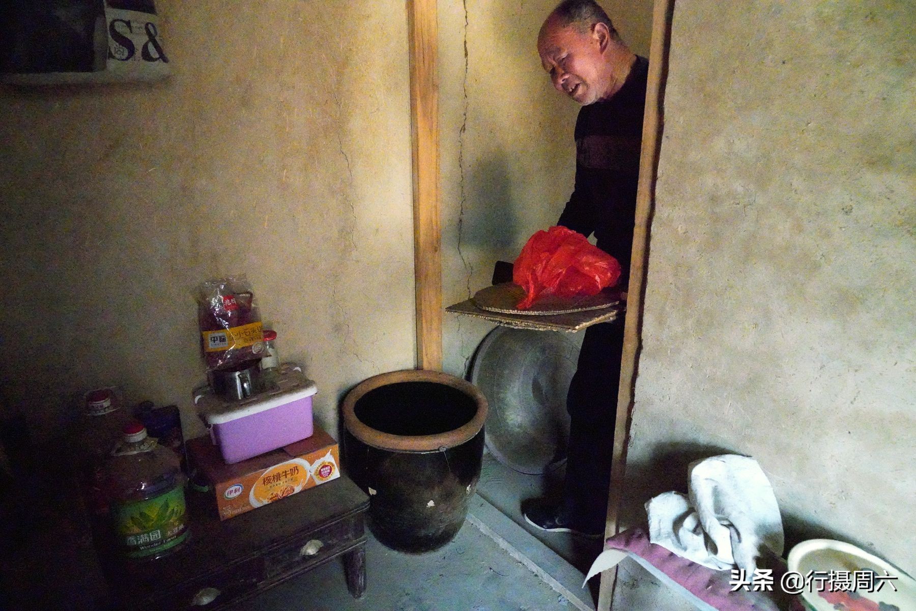 105岁奶奶指导儿子建成土冰箱，放蔬菜半年不坏，啥样子