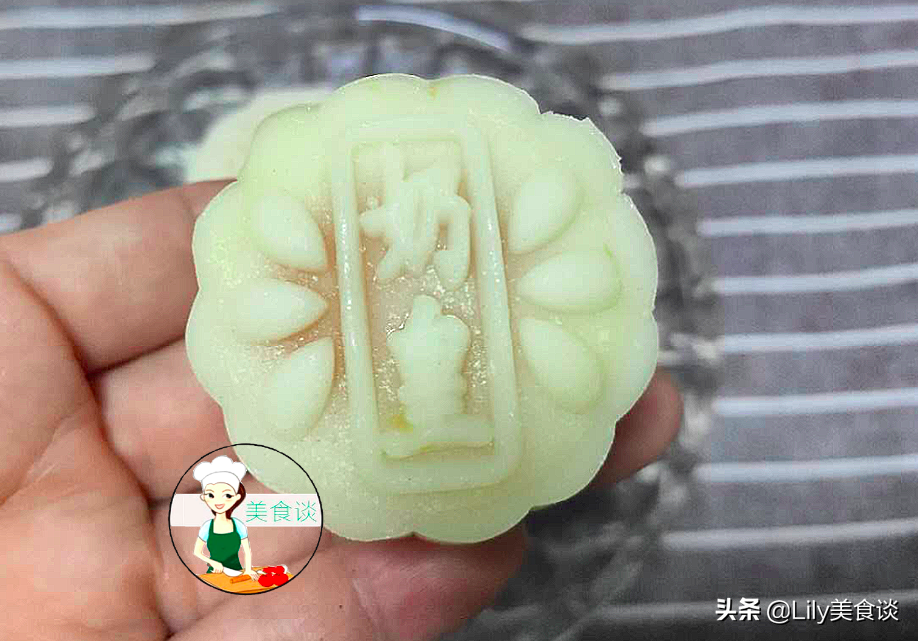 想吃月饼不用去买了，自己做不用烤箱、低糖低油不腻，吃过还想吃