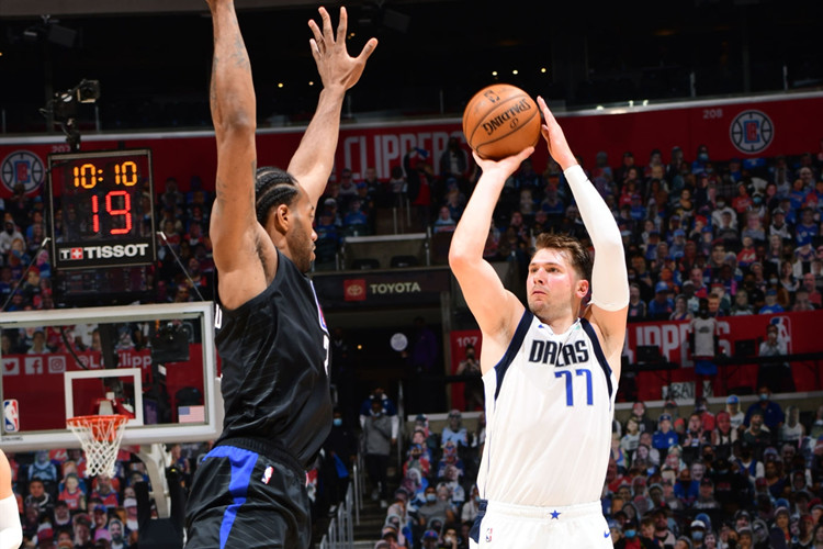 东契奇39+7+7独行侠力克快船2-0领先，莱昂纳德空砍41分