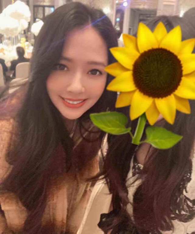 向佐曬一家三口牽手照官宣女兒百日，郭碧婷依偎老公肩膀秀恩愛