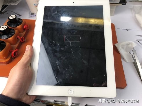 iPad4代不开机黑屏无法显示检修