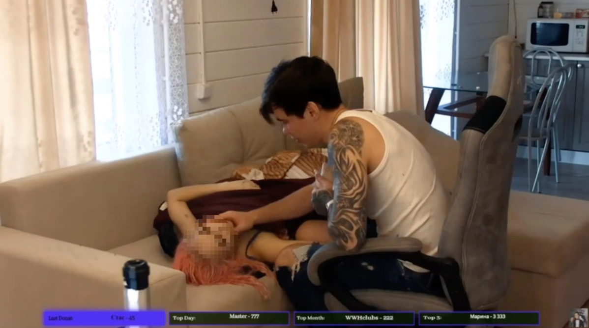 丧心病狂！俄网红直播活活冻死怀孕女友，观众却在叫好打赏？