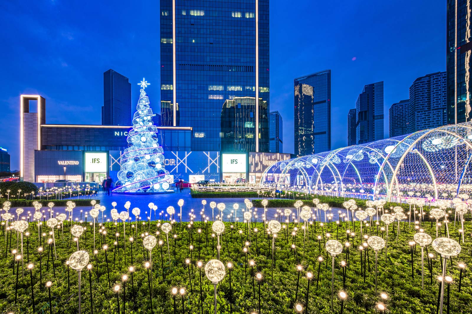 重庆IFS打造绮幻灯光艺术装置幸福光影照亮全城