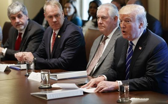 特朗普走前给拜登挖的坑，无意间帮了中国，美