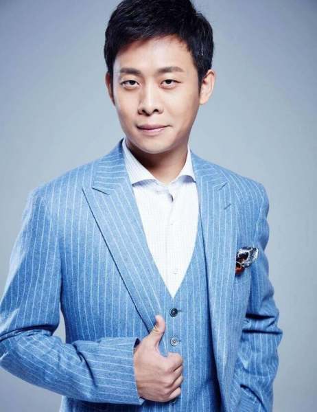 吴京邀张译拍战狼3，张译6字回复吴京直接捂他嘴