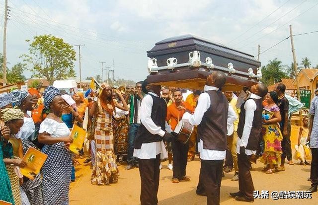 台版101模仿黑人抬棺被吐槽土到极致，吃饱了撑